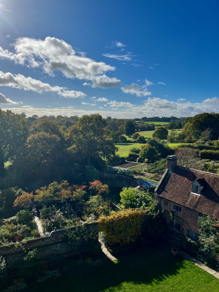 Bezienswaardigheden in Kent en East-Sussex: Uitzicht vanaf de Tower van Sissinghurst Castle over de High Weald