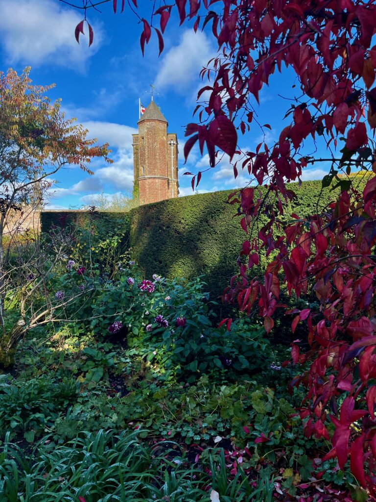 Bezienswaardigheden in East-Sussex en Kent: De prachtige tuinen van Sissinghurst Castle met de toren van het landhuis op de achtergrond