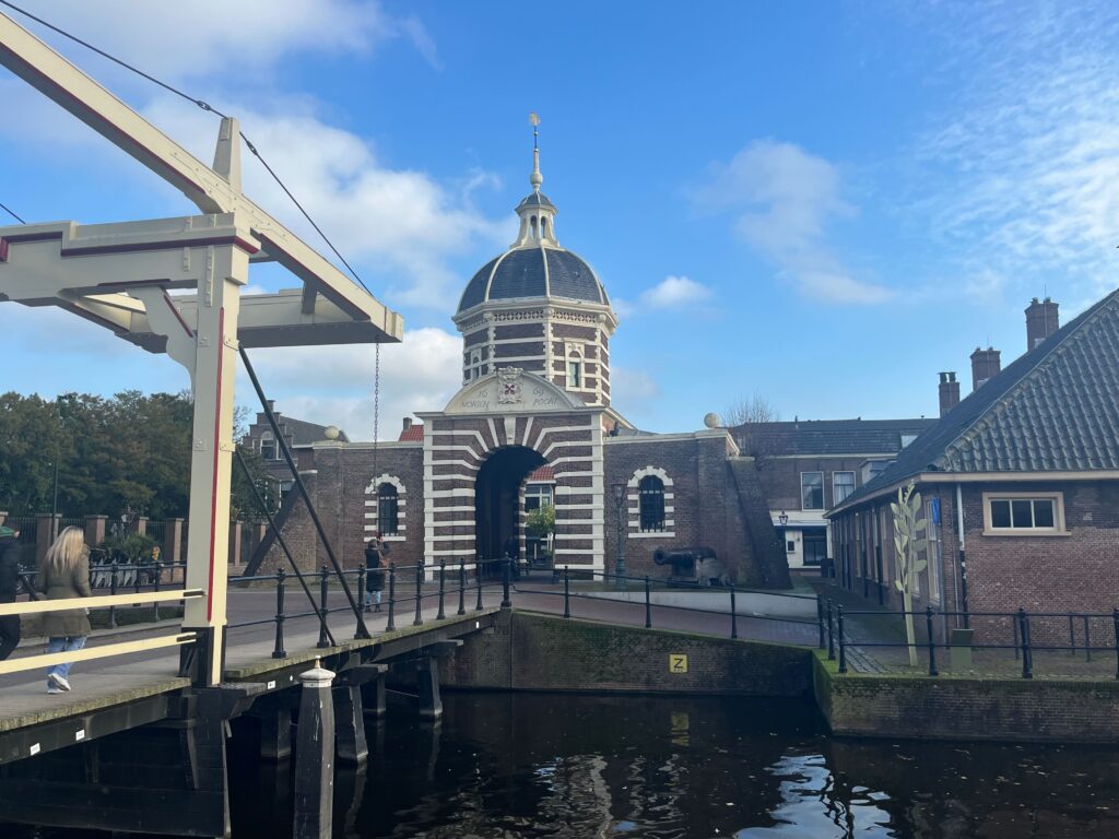 De mooie steegjes en hofjes van Leiden: De Morspoort: een elegant versierde poort uit de rijke 17e eeuw