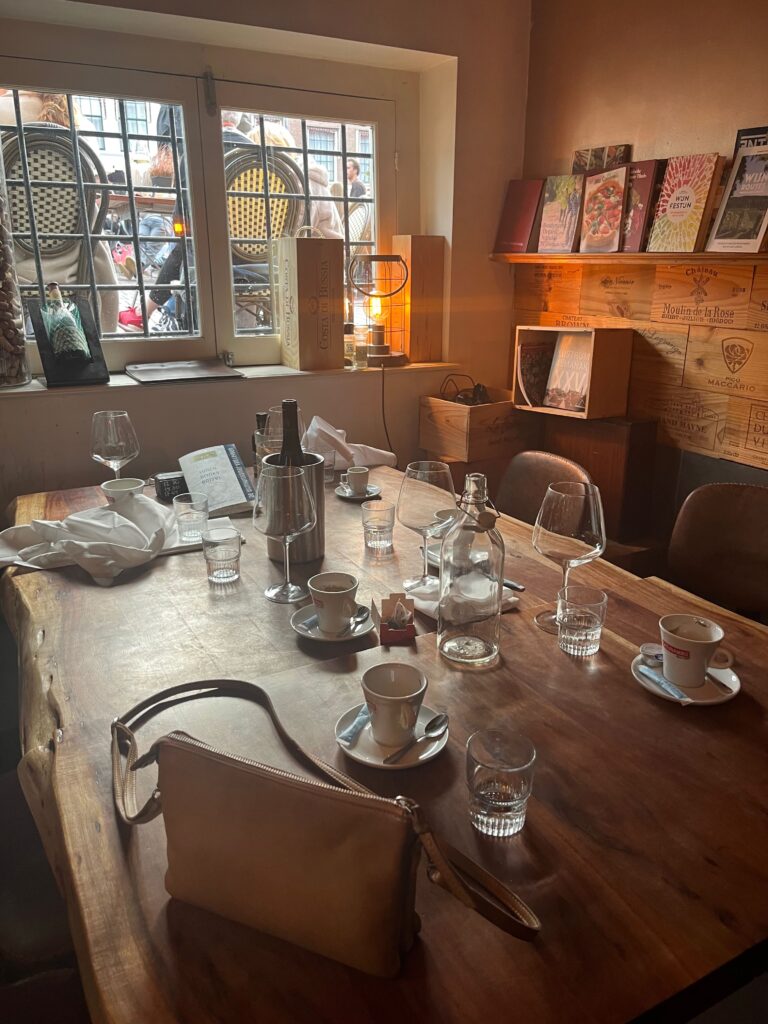 De mooie steegjes en hofjes van Leiden: Proeflokaal 1574 aan de binnenkant