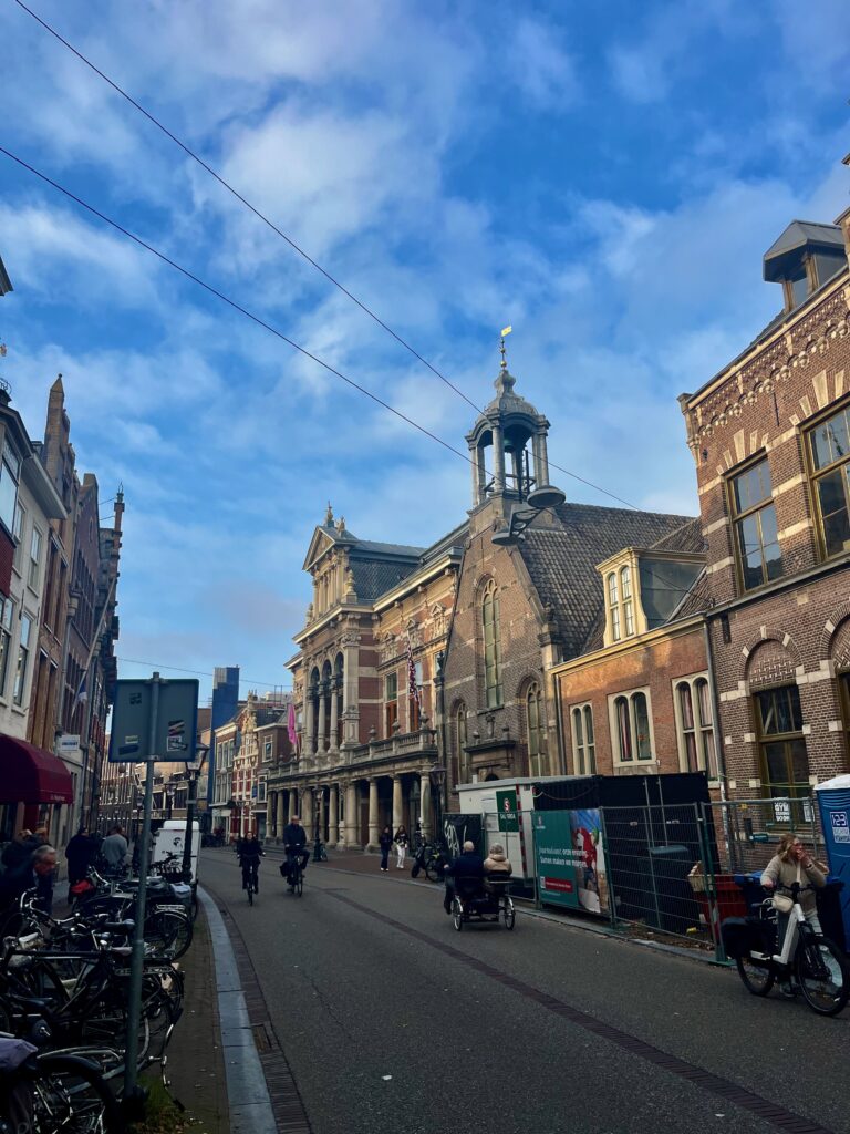 De mooie steegjes en hofjes van Leiden: De Breestraat net na de Diefsteeg met rechts de Stadsgehoorzaal en daar voor de Waalse kerk met het klokkentorentje bovenop