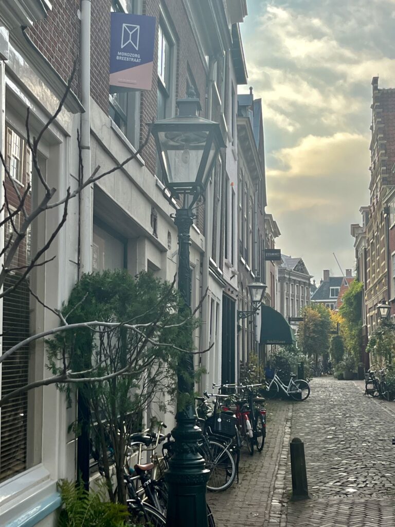 De mooie steegjes en hofjes van Leiden: Een blik in de Pieterskerkgracht vanaf de hoek met de Lokhorststraat