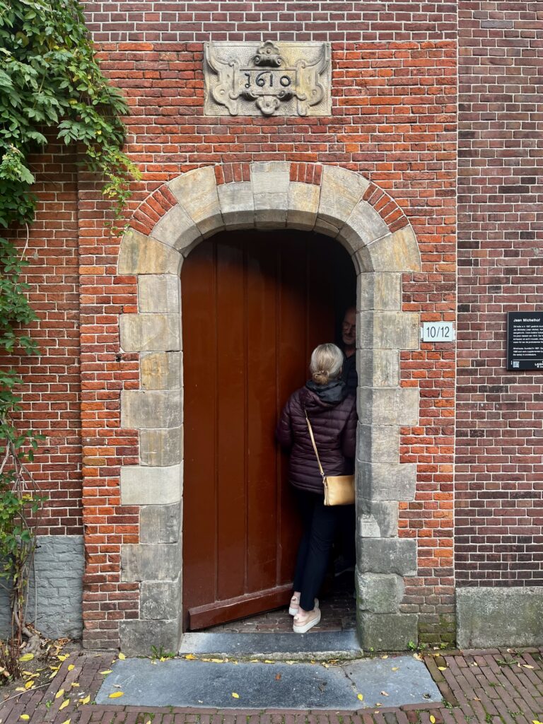 De poort naar het Jean Michelhof aan de Pieterskerkstraat