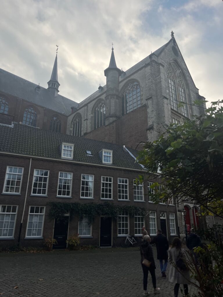 De Pieterskerk vanaf het Pieterskerkhof