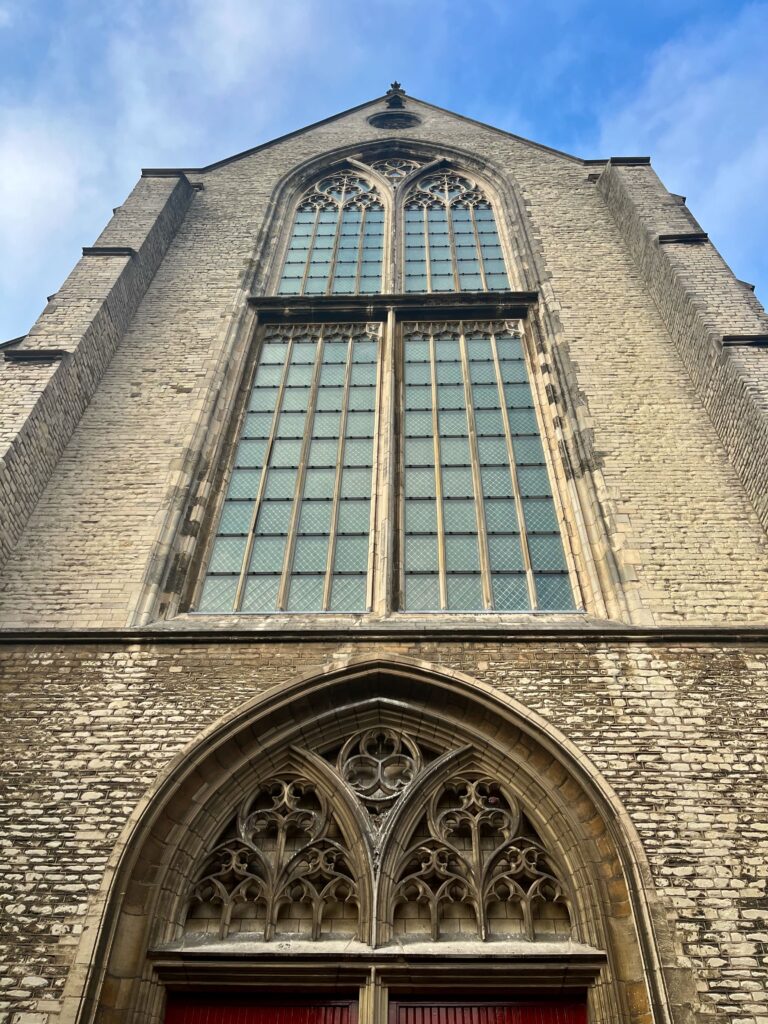 De ingang van de Pieterskerk op de hoek van de Heren- en Kloksteeg