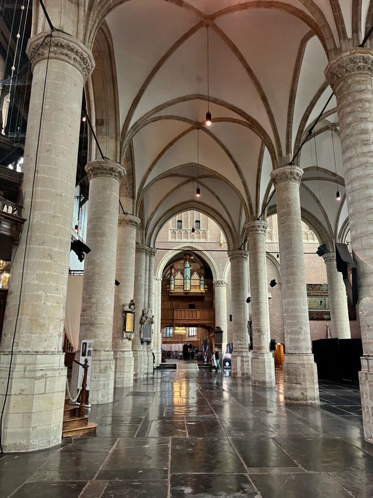 Doorkijk naar het koor vanuit één van de zijbeuken naast het orgel