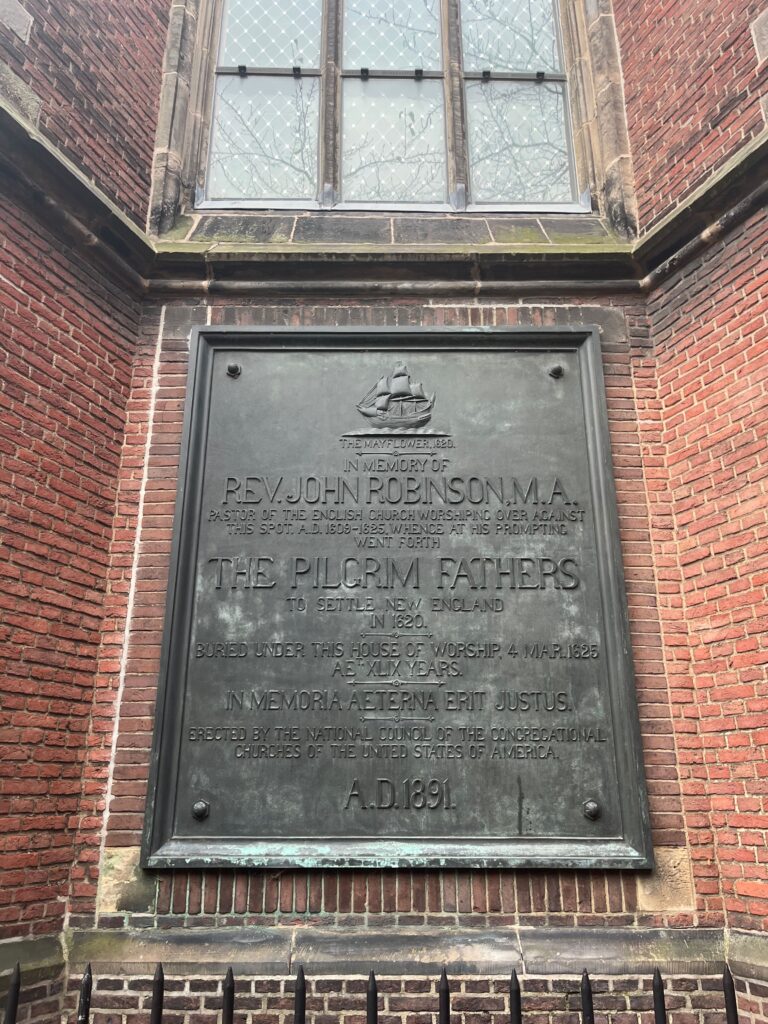 Plakkaat op de Pieterskerk over de Pilgrim Fathers