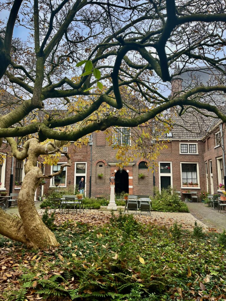 Het poortgebouw en de binnenplaats van het Pesijnhofje