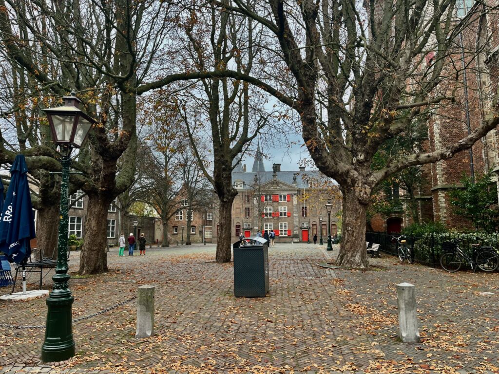 De mooie steegjes en hofjes van Leiden: Het Gravensteen in Leiden