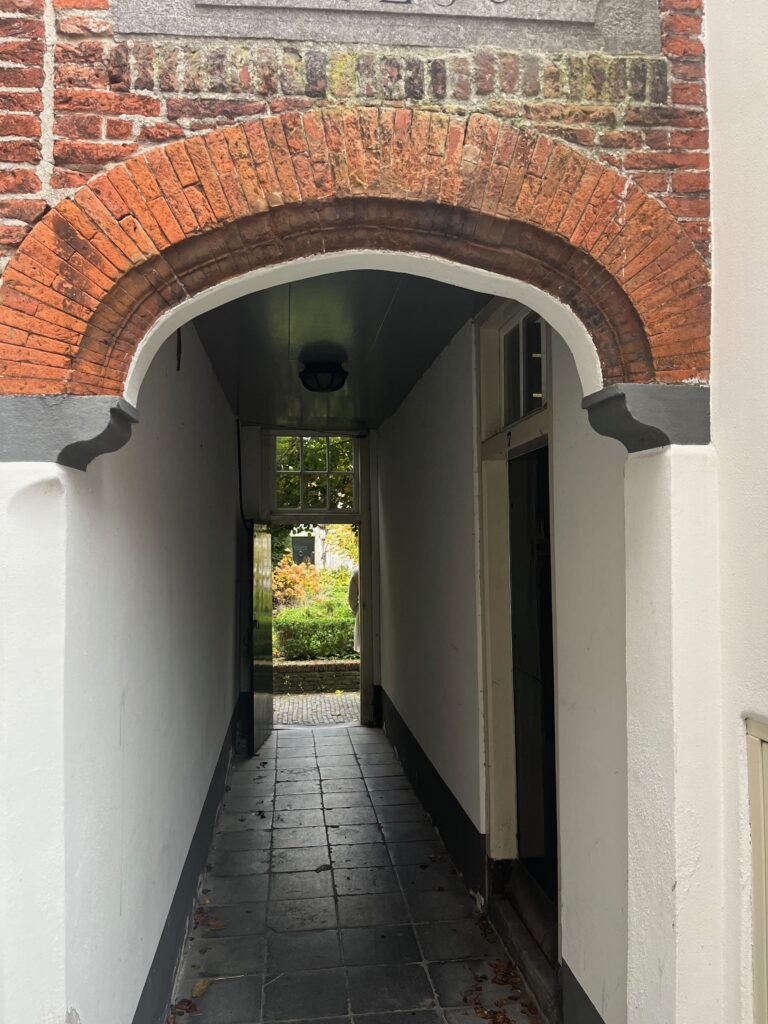 De toegang tot het eerste hofje van het Samuel de Zee's hof