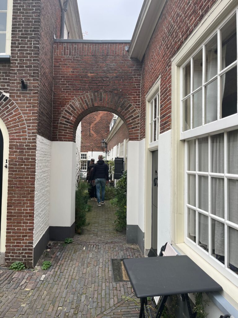 Doorgang naar het tweede hofje