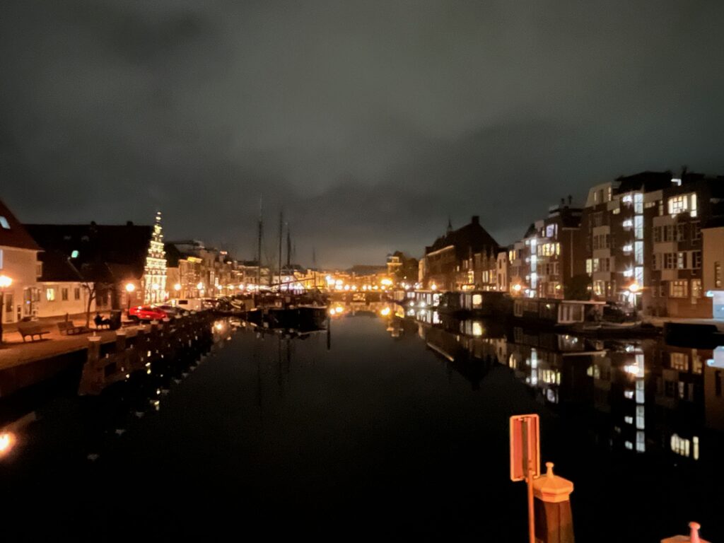 De mooie steegjes en hofjes van Leiden: Het Galgenwater bij nacht