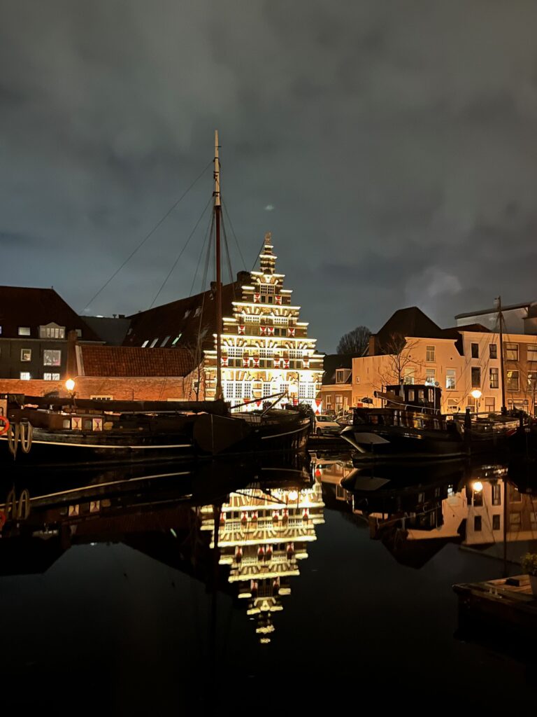 Het Galgenwater in Leiden bij nacht