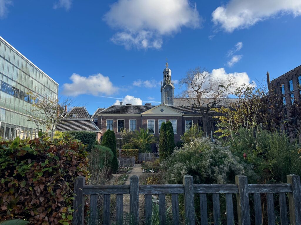 Hortus, Academiewijk en Levendaal: Het Academiegebouw van de Universiteit Leiden met links de nieuwe kas en ingang van de Hortus