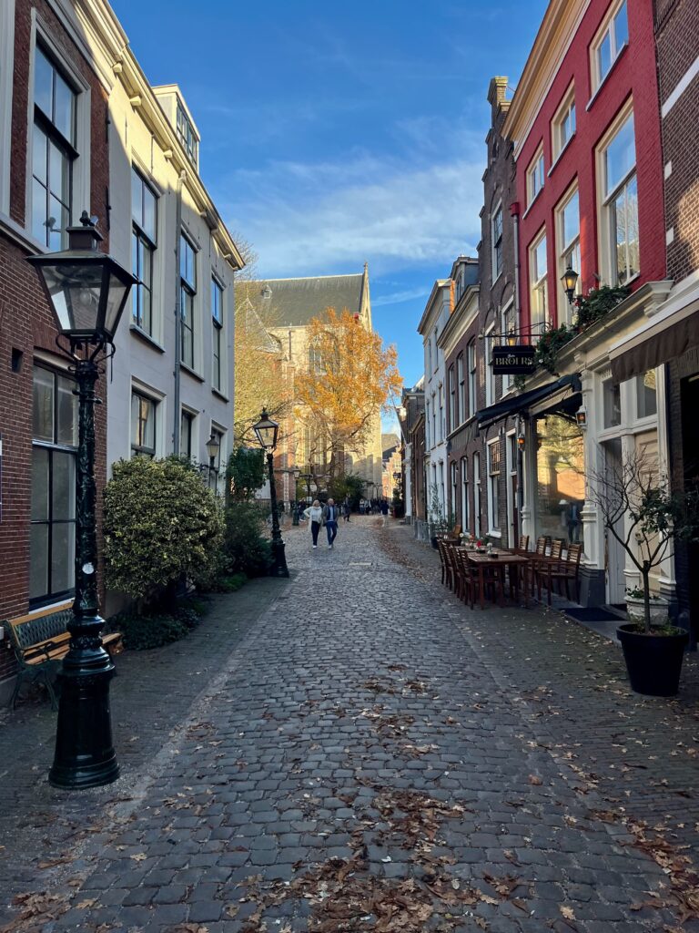 De Kloksteeg net voorbij Ex Libris