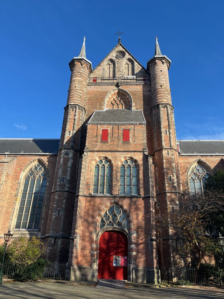 De mooie steegjes en hofjes van Leiden: De formele ingang van de Pieterskerk