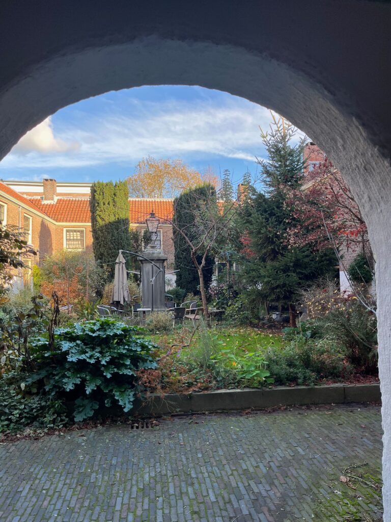 De mooie steegjes en hofjes van Leiden: Onder de poort van de Klein Sionhof
