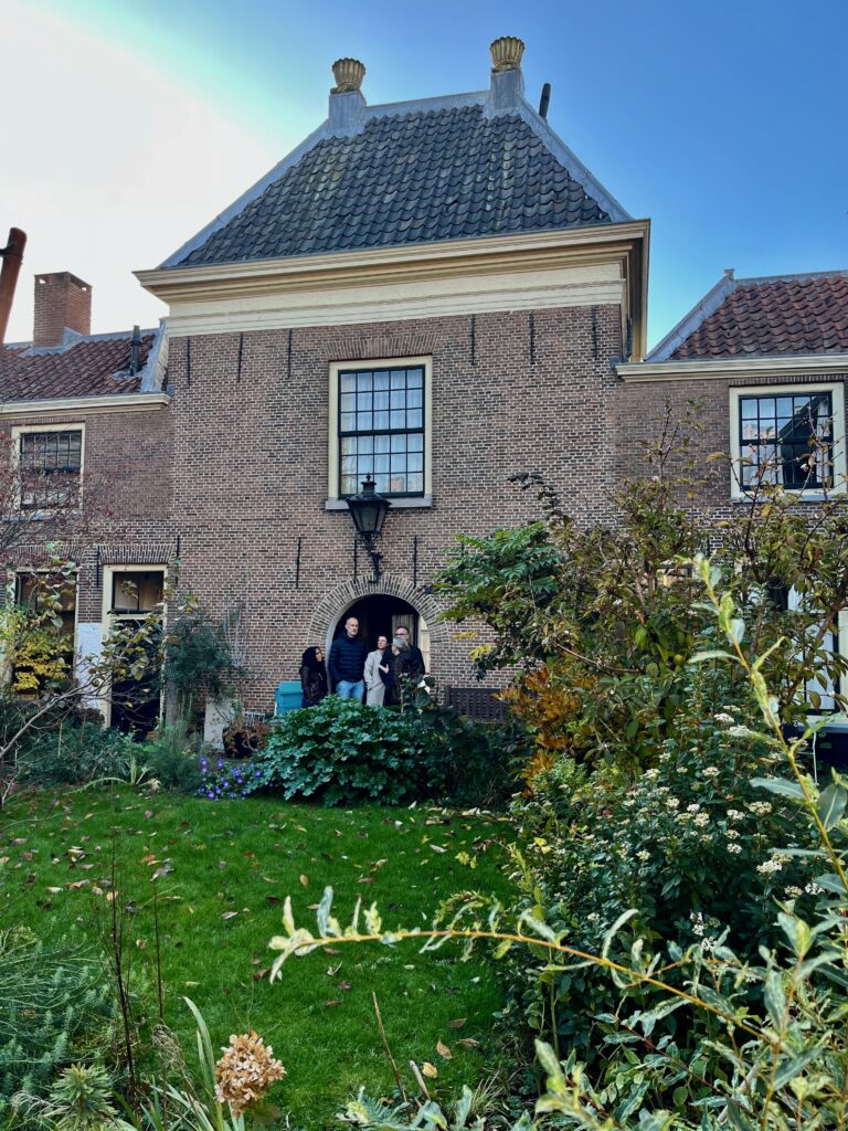 Terugblik op het poortgebouw van het Klein Sionhofje