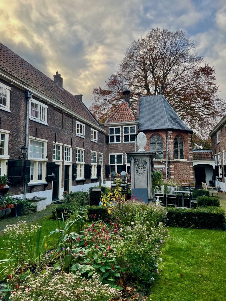 Het Sint Annahofje met achterin de kapel