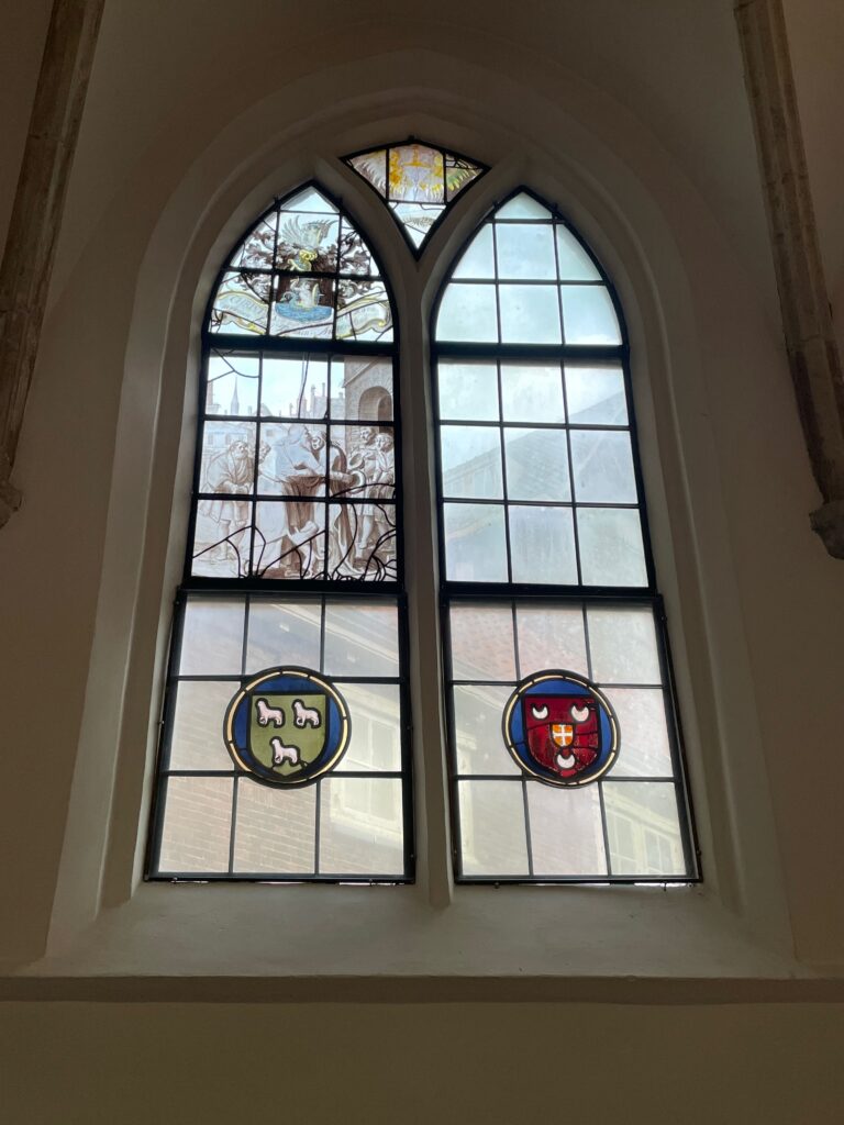 De mooie steegjes en hofjes van Leiden: Het bewuste gebrandschilderde raam