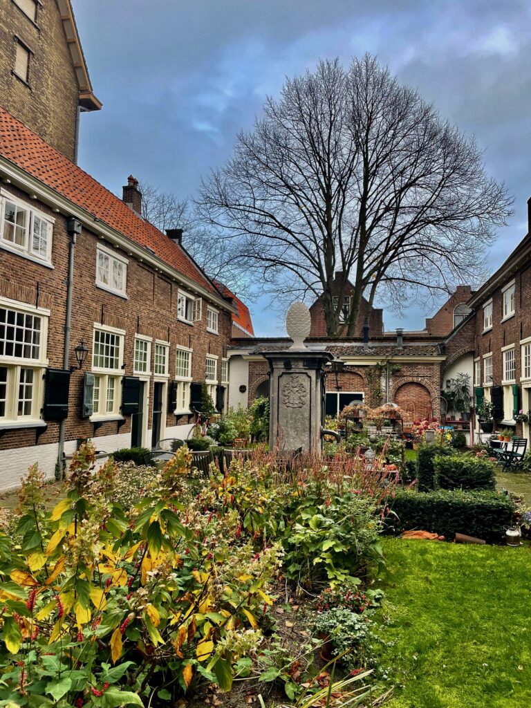 De mooie steegjes en hofjes van Leiden: Het Sint Annahofje