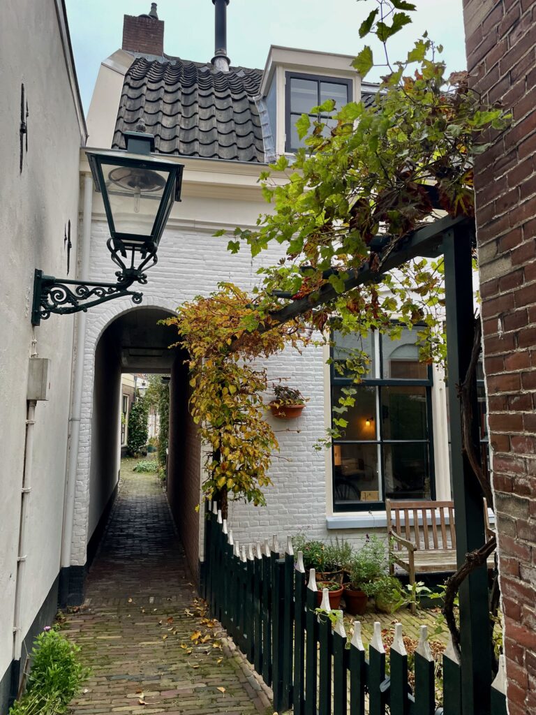 De mooie toe- en doorgang van het Schachtenhofje