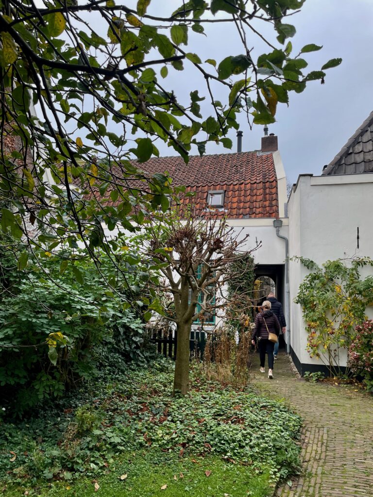 De mooie steegjes en hofjes van Leiden: Het Schachtenhofje