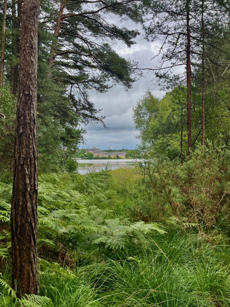 Zicht op het klooster tijdens de wandeling