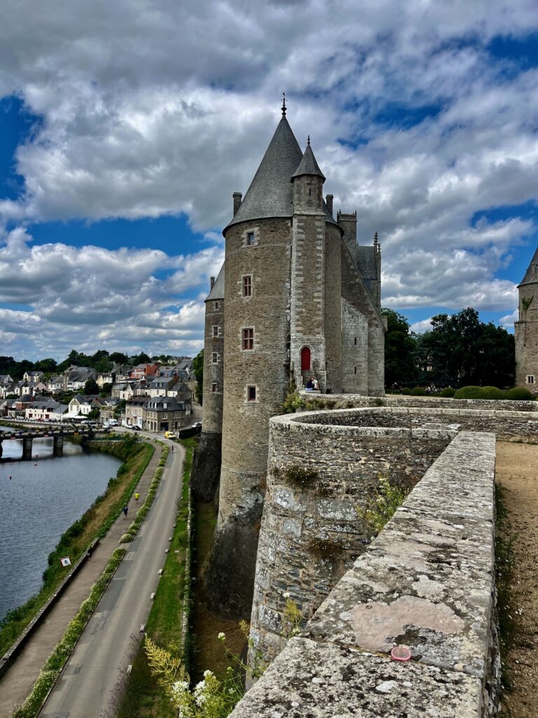 Het oude deel van het kasteel aan de kant van de rivier