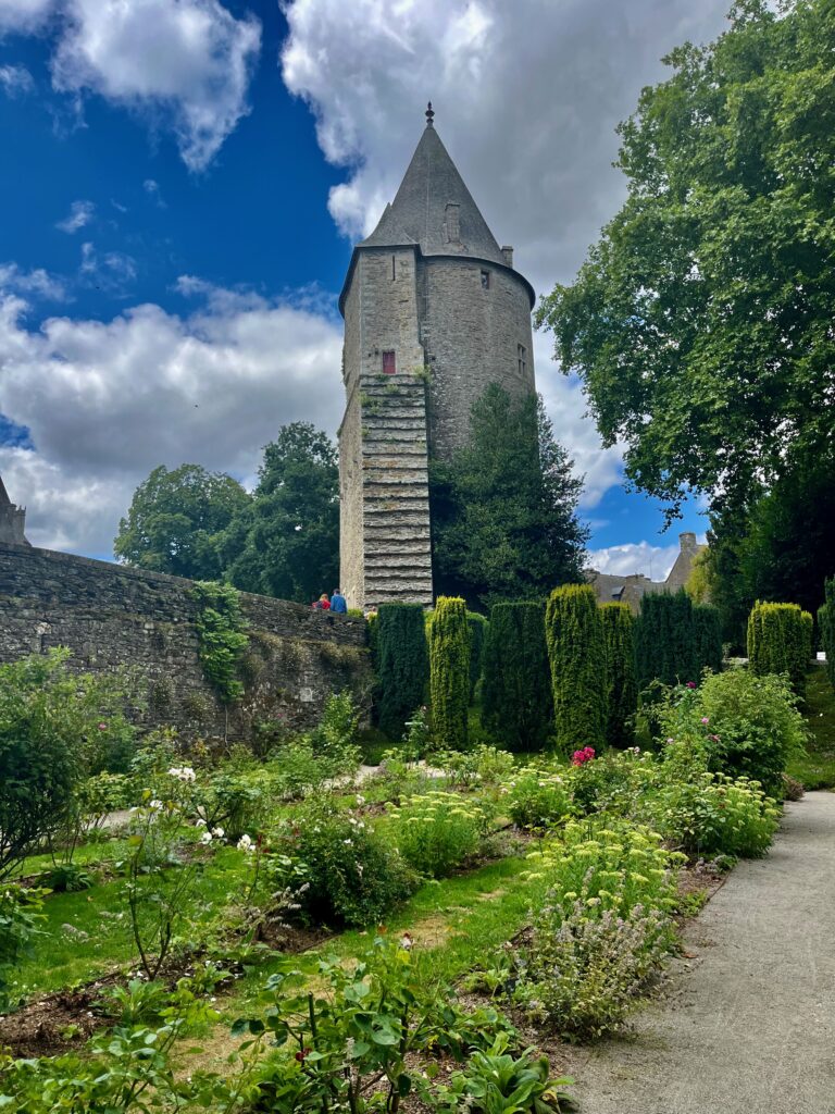 Eén van de 8 verdedigingstorens vanuit de tuin gezien