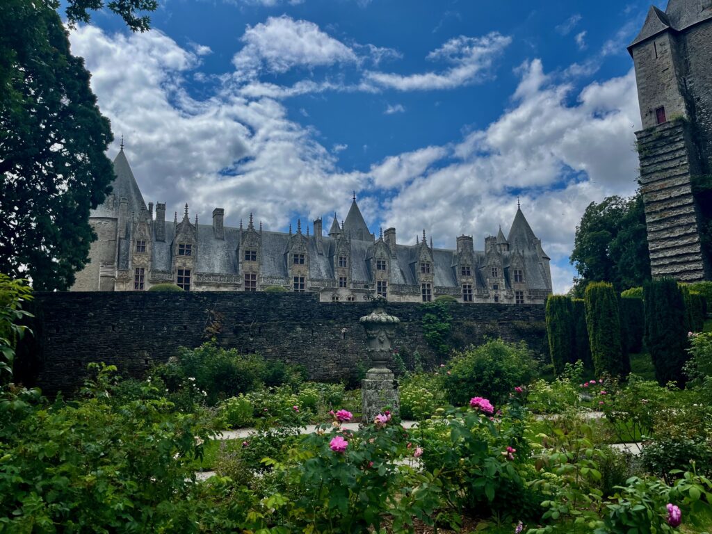 Paimpont en Josselin: Het kasteel van Josselin vanuit de rozentuin