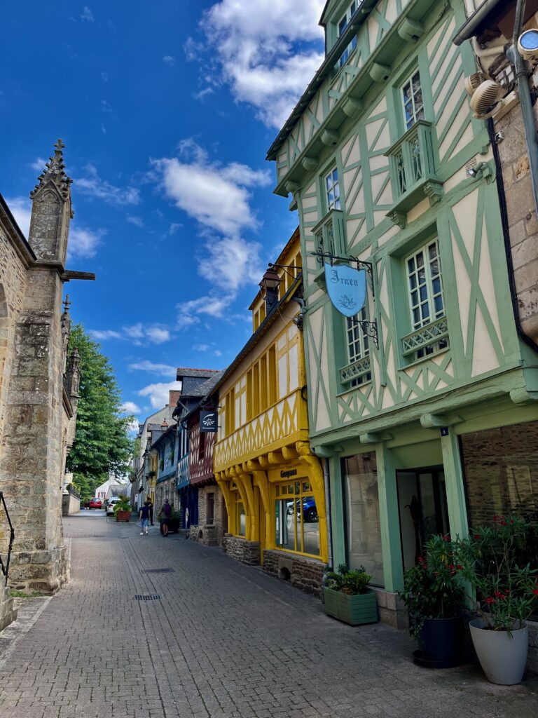 Paimpont en Josselin: Mooie vakwerkhuizen langs de Rue des Vierges in Josselin
