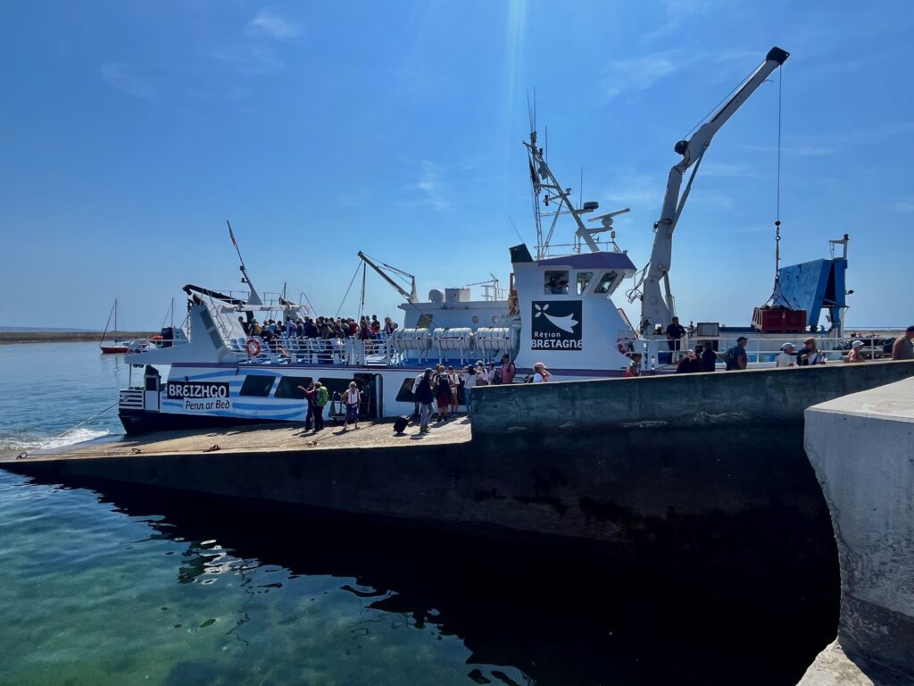 De veerpont aangemeerd bij Île-de-Sein