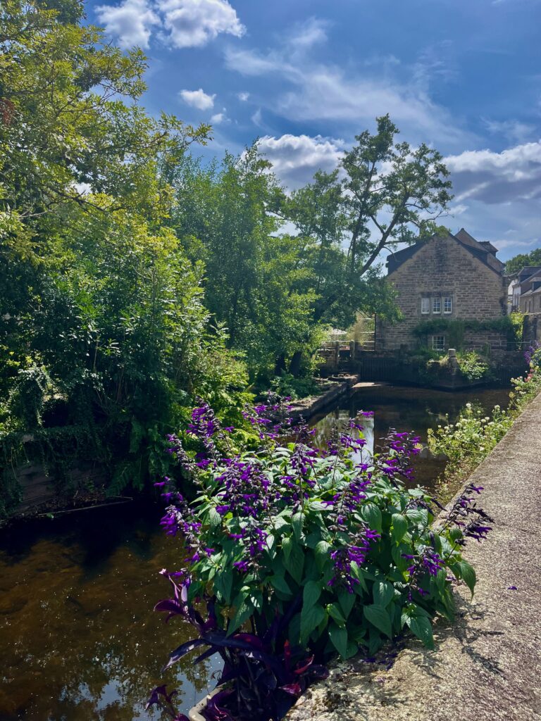 De mooiste stadjes in West-Bretagne: De Aven langs de Rue du Port in Pont-Aven