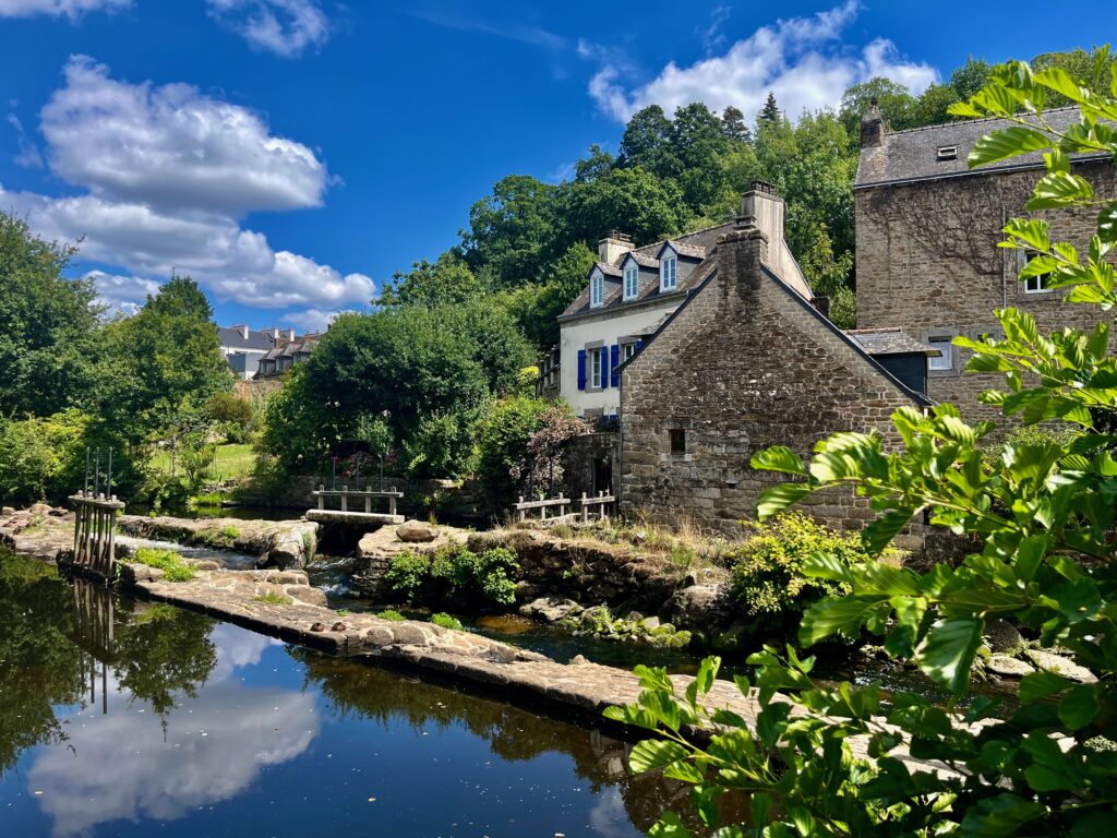 De mooiste stadjes in West-Bretagne: Aan het einde van de Rue du Port in Pont-Aven