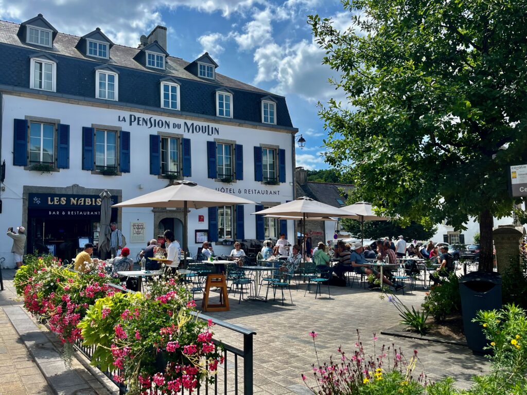Het centrale plein in Pont-Aven met het oude pension