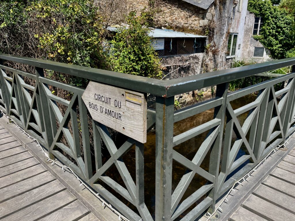 De mooiste stadjes in West-Bretagne: Aanduiding van het Bois d'Armour bij de Promenade Xavier Graal
