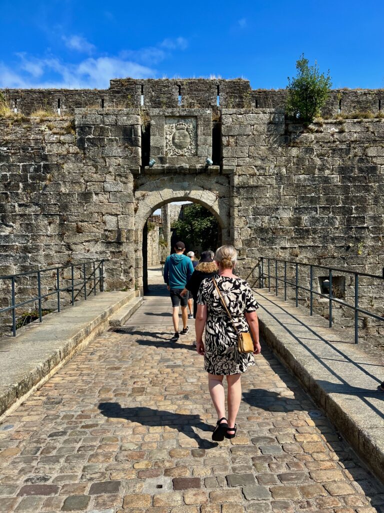 De brug en de poort naar het voorhof van het Ville Clos van Concarneau
