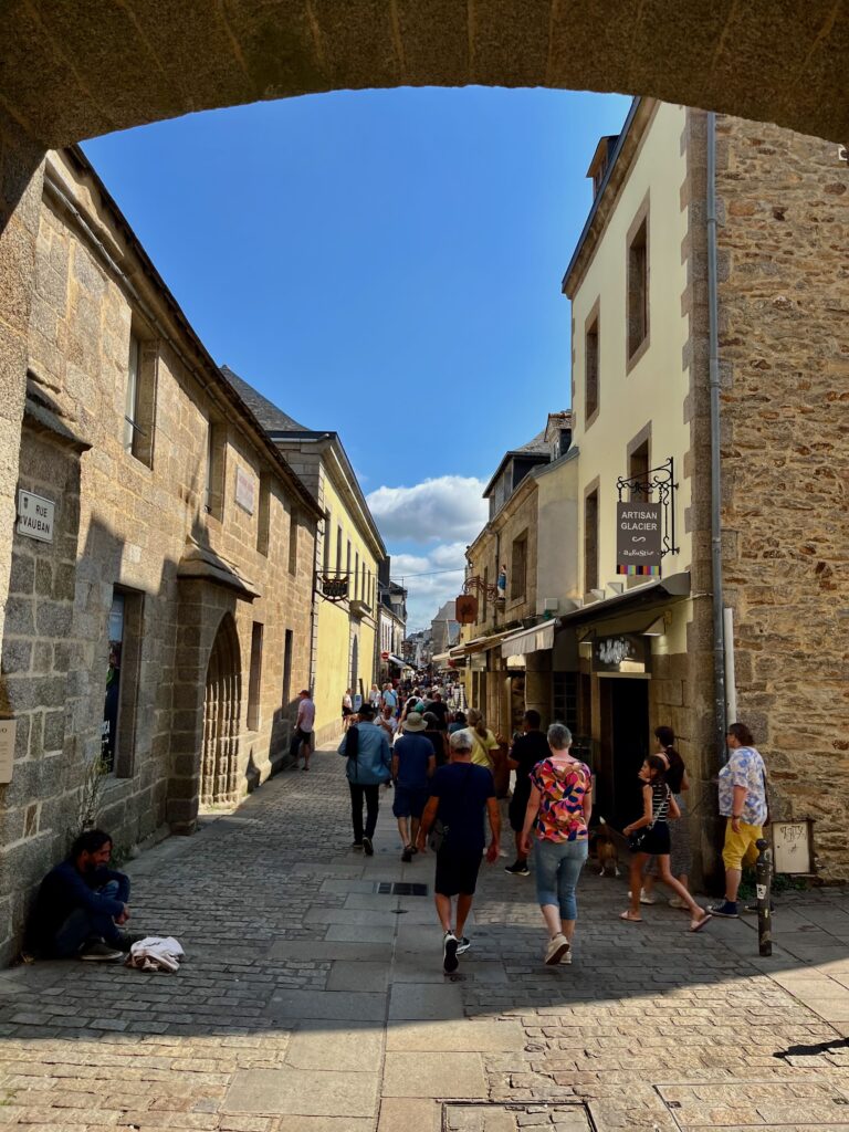 De mooiste stadjes in West-Bretagne: De centrale straat door het Ville Clos met links het Musée de Pêche