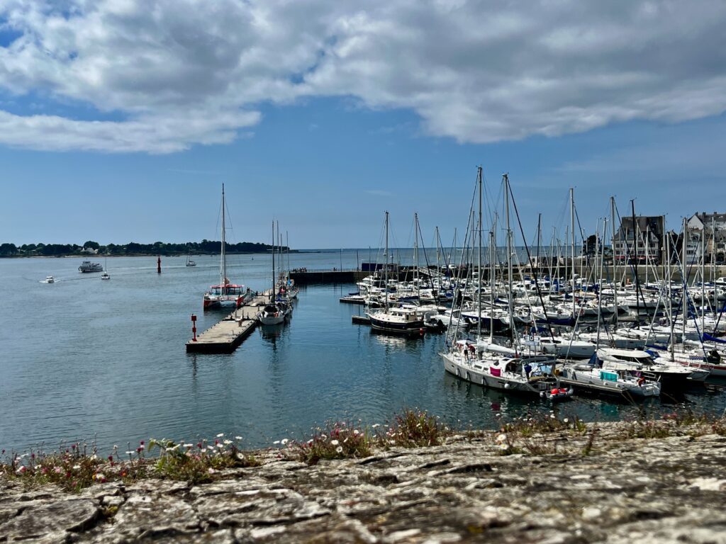 Uitzicht vanaf de vestingswallen aan de andere kant van de Ville Clos van Concarneau