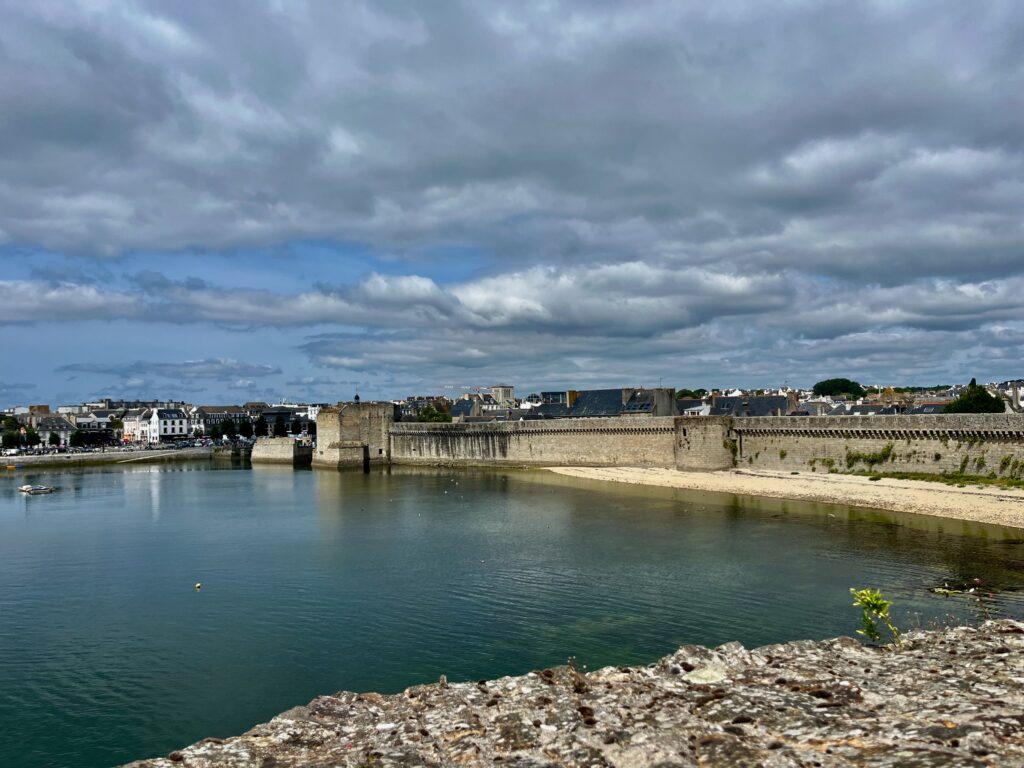 Blik op de muren van Concarneau
