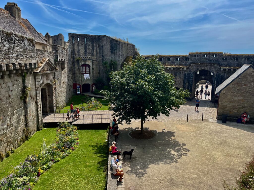 De mooiste stadjes in West-Bretagne: De voorhof van het Ville Clos van Concarneau vanaf de vestigingsmuren