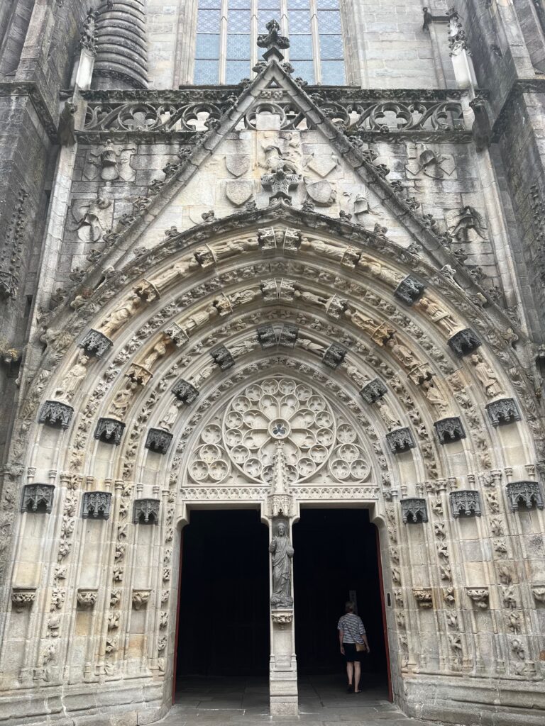 Het hoofdportaal van de Cathédrale Saint-Corentin