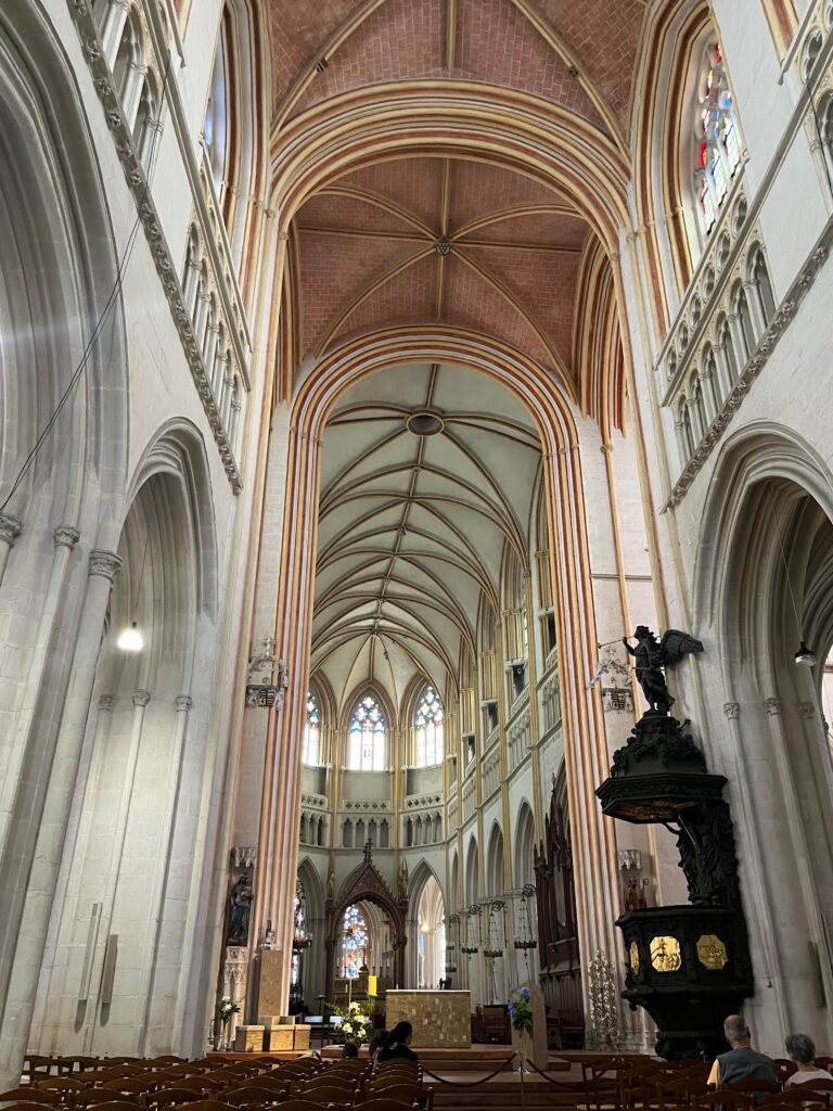 De mooiste stadjes in West-Bretagne: Het interieur van de Cathédrale Saint-Corentin met de rare knik