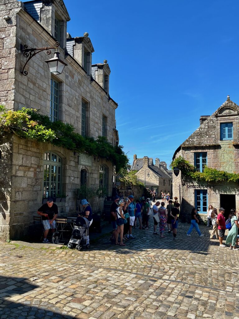 De mooiste stadjes in West-Bretagne: Place de l'Église...
