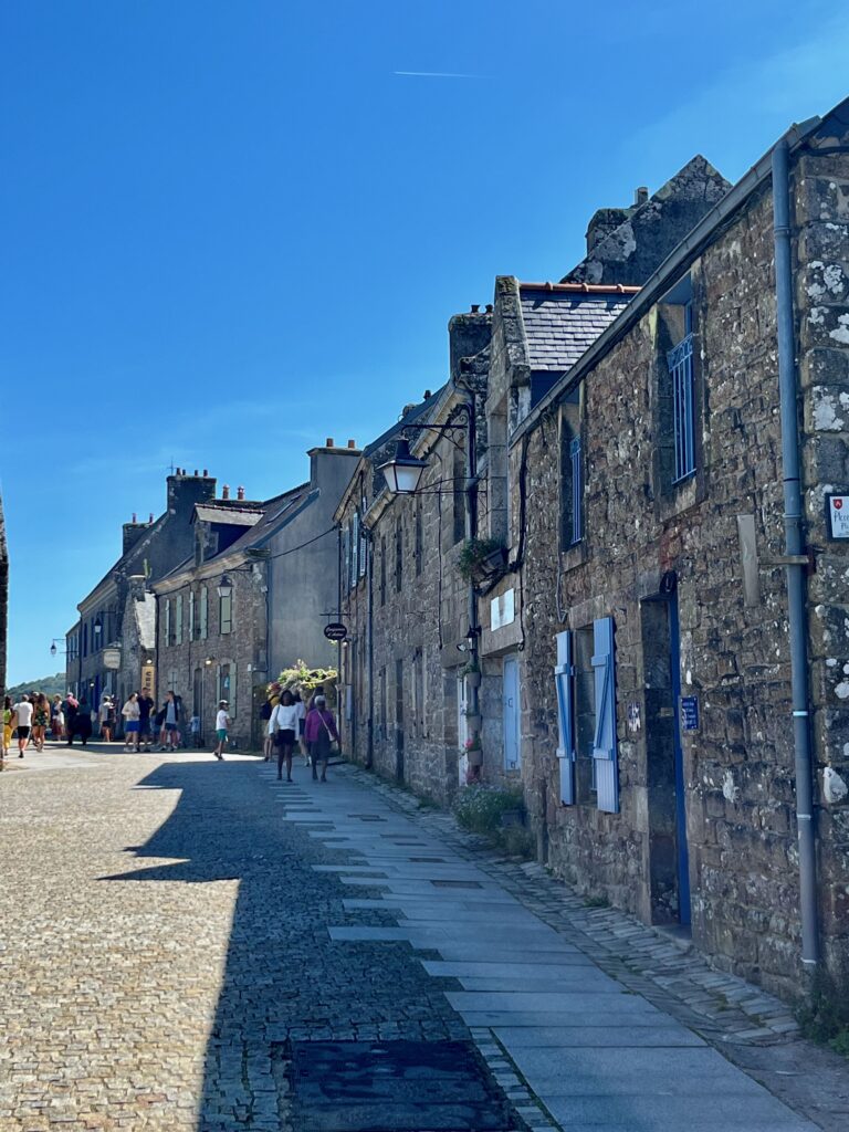 De mooiste stadjes in West-Bretagne: Place de la Mairie in Locronan