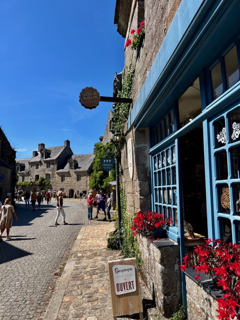 De mooiste stadjes in West-Bretagne: De Rue des Charrettes in Locronan