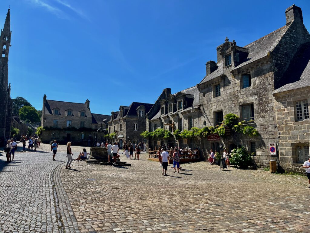 De mooiste stadjes in West-Bretagne: Place de l’Église in Locronan
