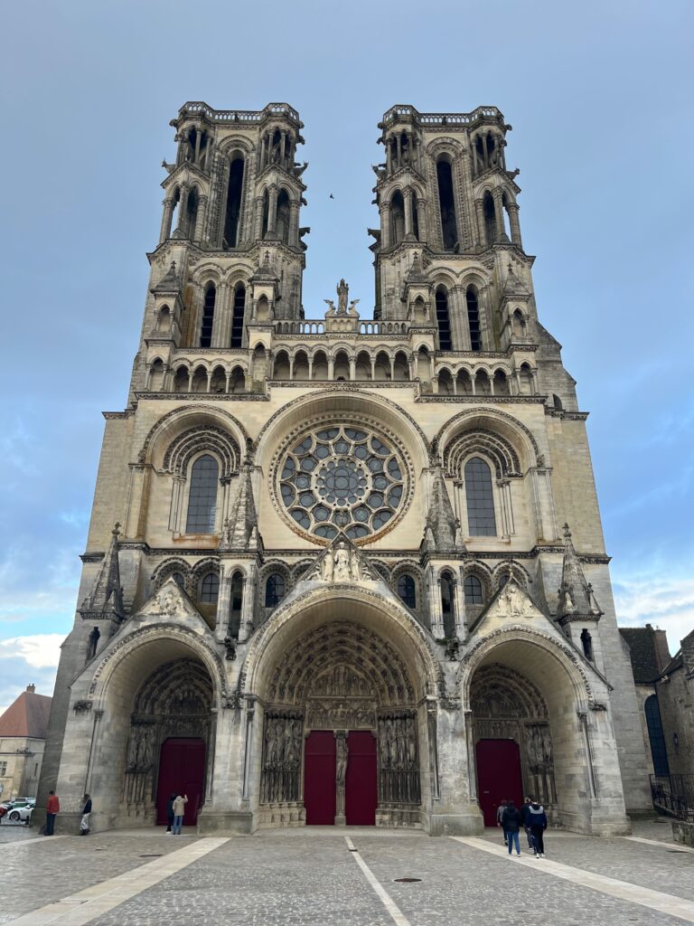 Laon en Lille: Daar staat ie... de kathedraal van Laon!