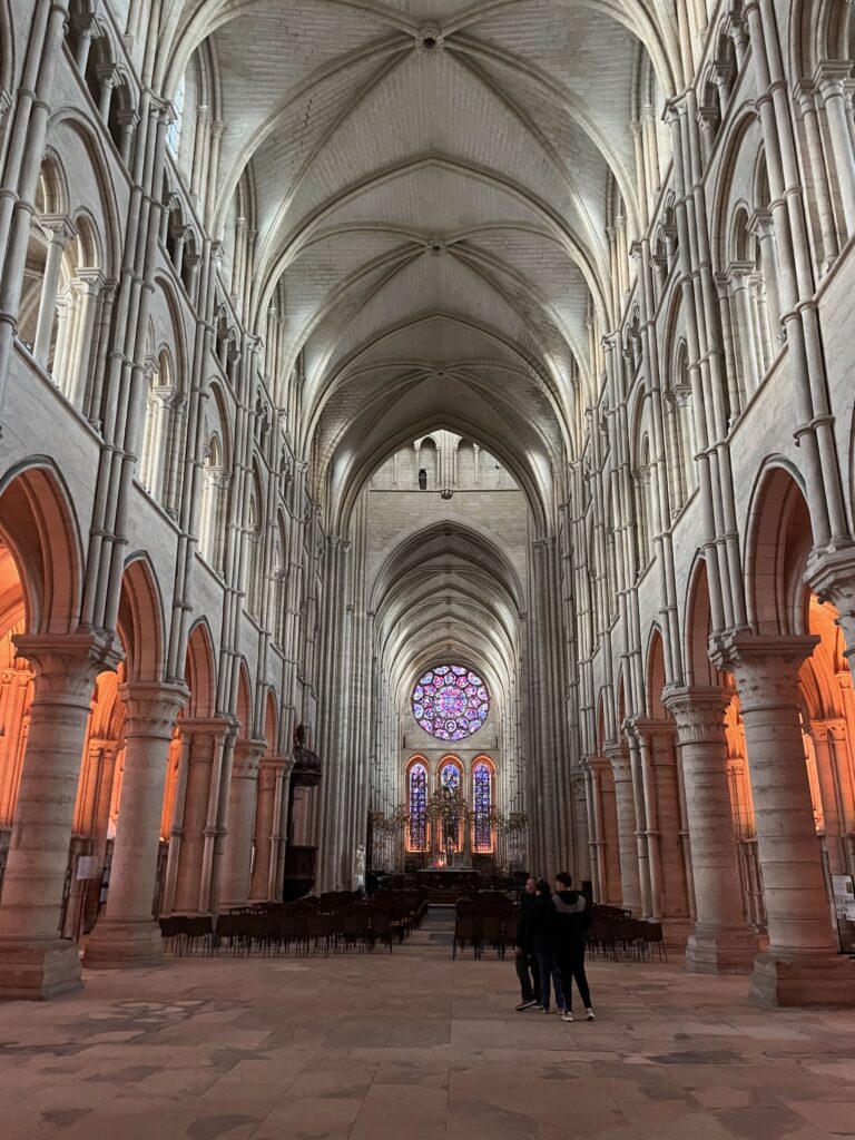 De eerste blik vanuit het schip op het interieur van de kathedraal van Laon